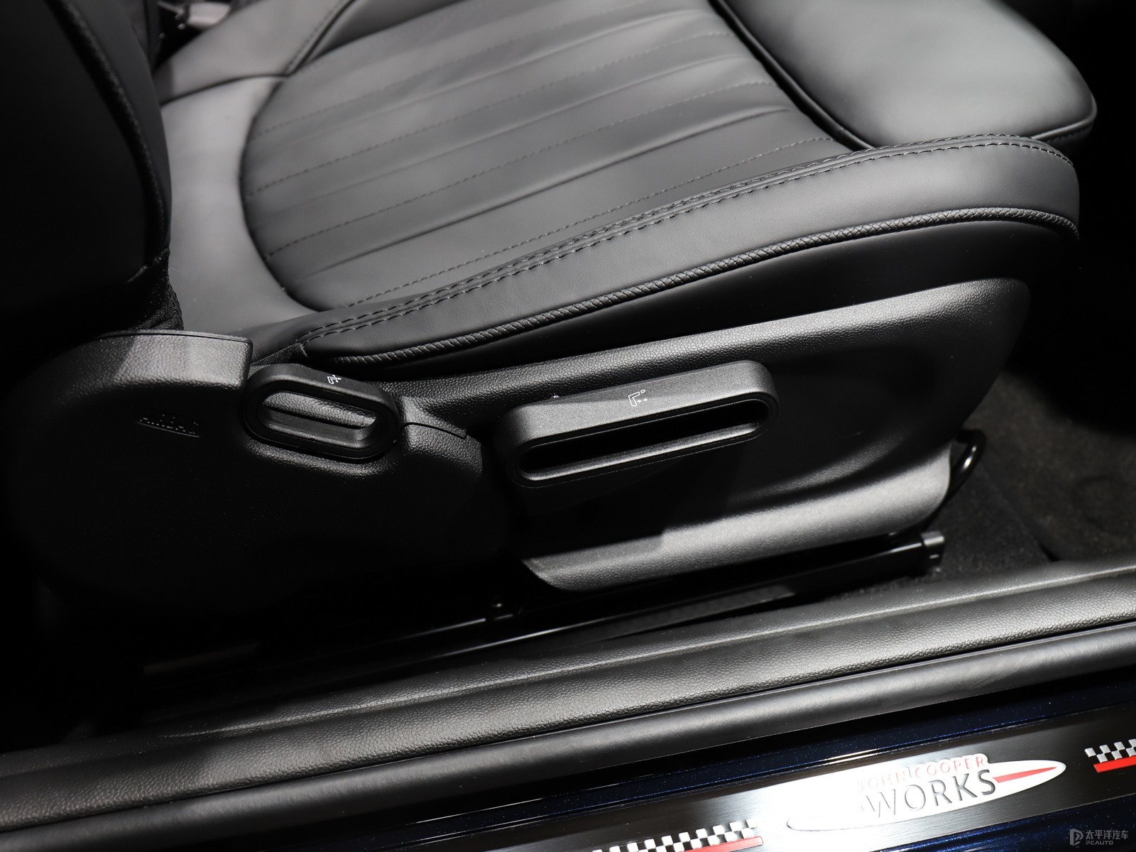MINI 2022款 2.0T COOPER S CABRIO 黑標(biāo)特別版內(nèi)飾